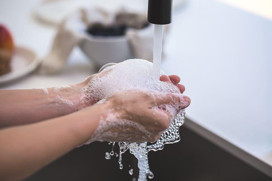 Kuva käsien pesusta saippuan avulla