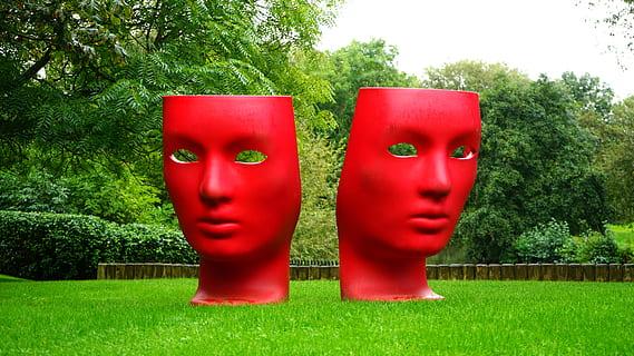 Punaiset naamiot nurmikolla